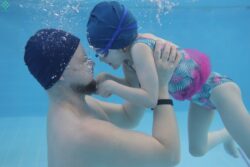 Как научить детей с аутизмом плавать